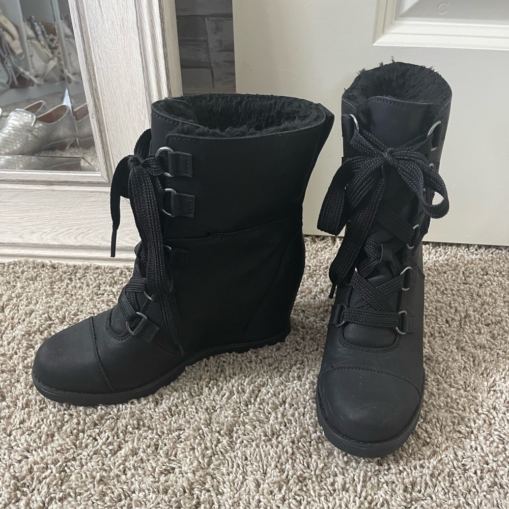 Wedge boots size 8 fur lining New!